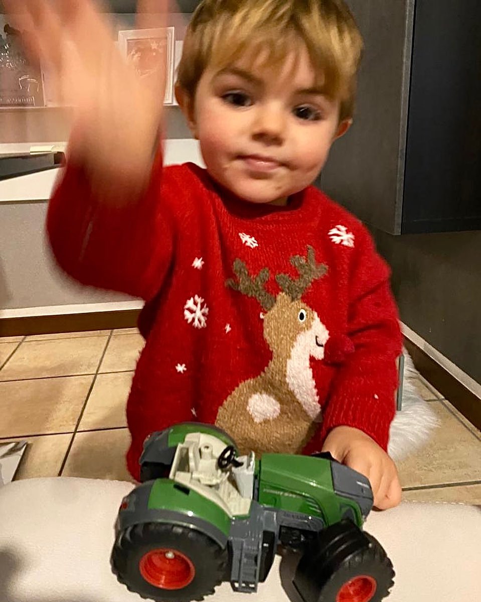 L’anno prossimo il mio papà guiderà i trattori 🚜….io nel frattempo vi faccio gli auguri di Buon Natale e di Buon Anno 🌟!!!
🦁Leo Ghelfi
#merrychristmas🎄#happynewyear2022