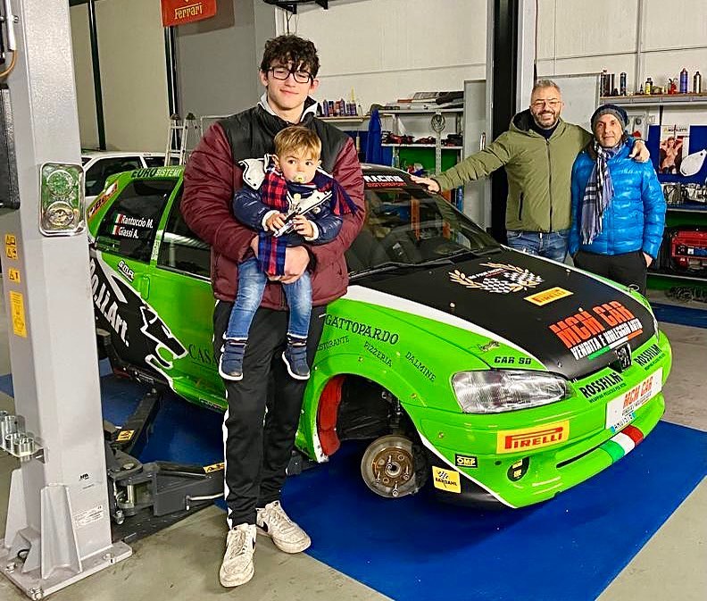 A me piacciono le auto….a lui @ghelfiii smontare i motori…. la soluzione è avere un auto alla quale ogni tanto si debba smontare qualcosa 😂 !!!
Quello che comincia ora, sarà sicuramente un gran bel viaggio per Gabriel che si approccia al mondo delle corse partendo dal punto più importante….l’indispensabile gavetta dell’officina e dell’assistenza 😎 !!!
Grazie a Piero ed ai ragazzi di @m.s.four.racing per avermi venduto uno dei loro preziosi giocattoli….stare in mezzo a tutti i giovani grintosi e ambiziosi della scuderia ci farà benissimo.
Se interessati noleggio PEUGEOT 106 N2 con maggiordomo incluso nel prezzo @ghelfiii 💪🏻💪🏻💪🏻
#passione #giovani #business #msfourracing #2022