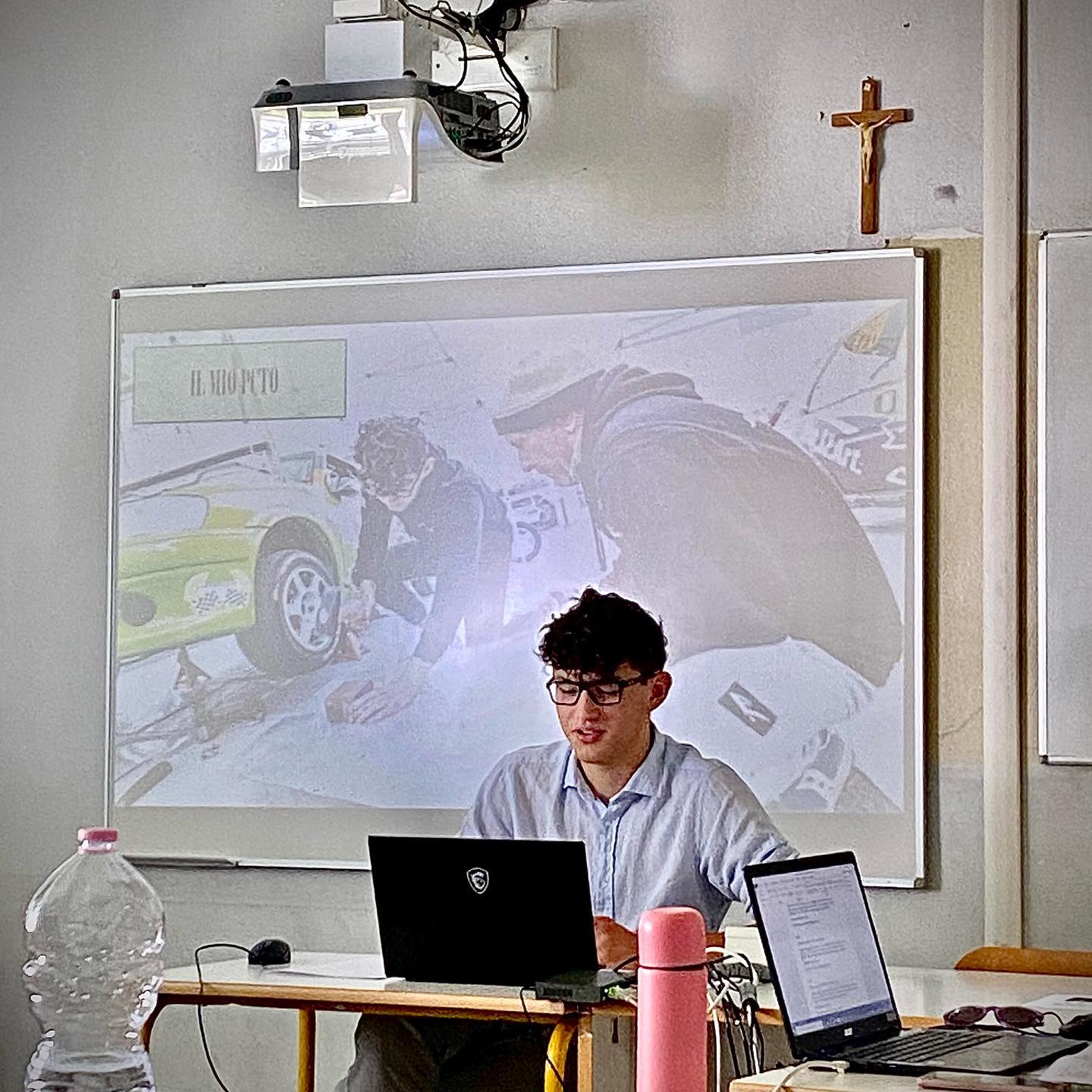 I figli maturano…mentre i genitori restano acerbi !!!!
Quel quarto d’ora passato davanti alla commissione parlando della nostra grande passione “le corse” mi ha fatto letteralmente rabbrividire….
Siamo tutti figli del nostro destino !!!
@ghelfiii complimenti campione 🥇!!!
#esamesuperato #meccatronica #maturoforse #maledettamenteorgoglioso #galeonecorse